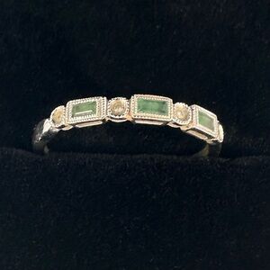 14K White Gold Green Stone & Clear Accent Band Ring Size 7 Stackable